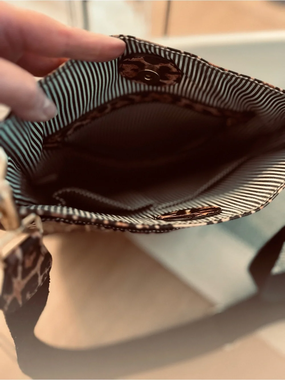 Leopard Design Crossbody Bag - Picture 2 of 5